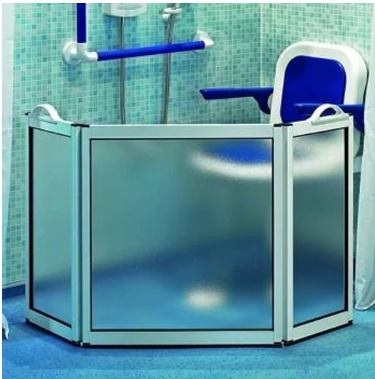 paneles plegables fijos con silla de ducha accesible — instalación fija accesible